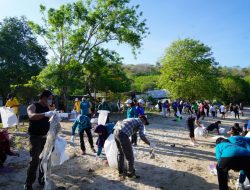 Partai Perindo Bersih-Bersih Sampah di Pantai Mertasari Sanur, Bali